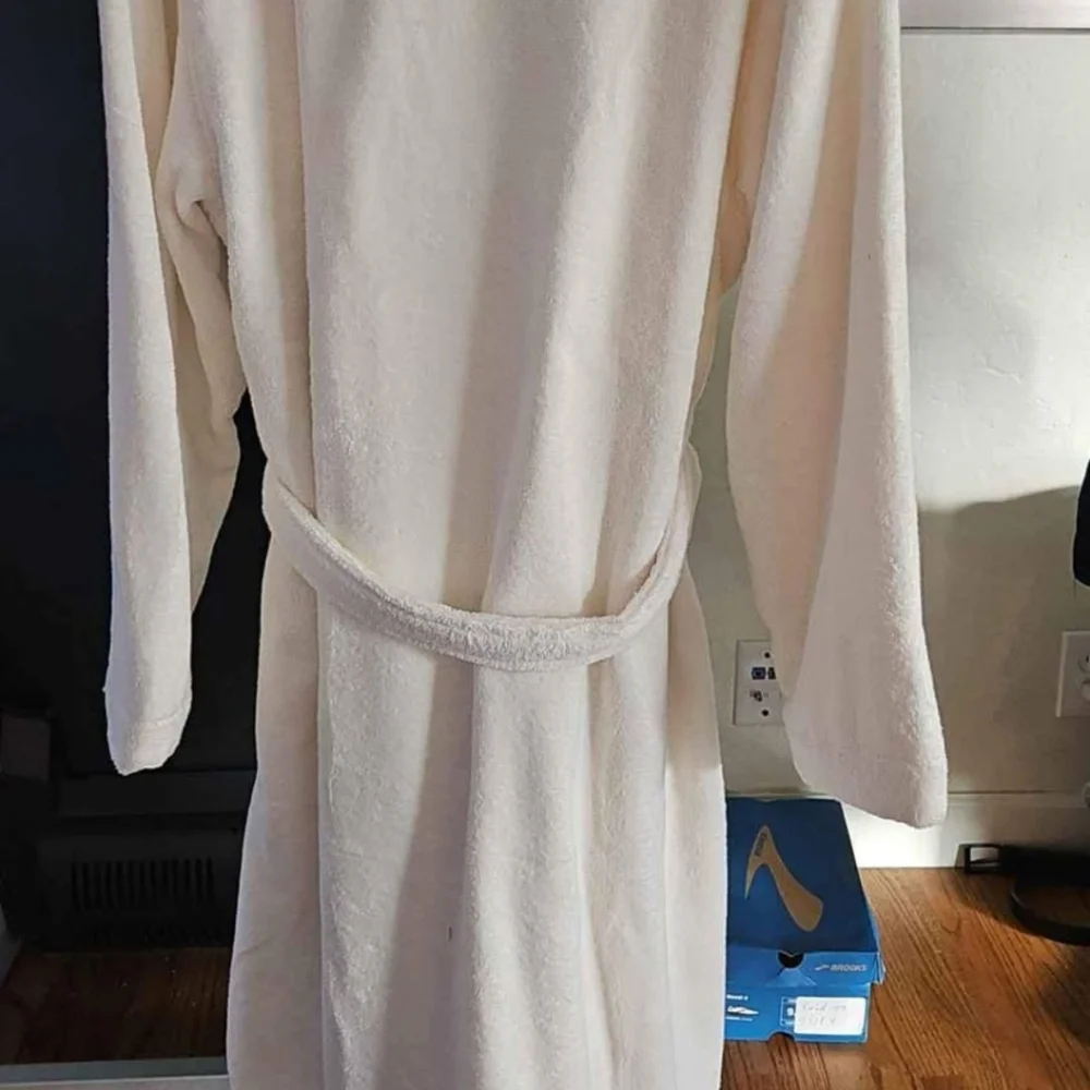 UGG Luxury Robe. - Picture 3 of 5